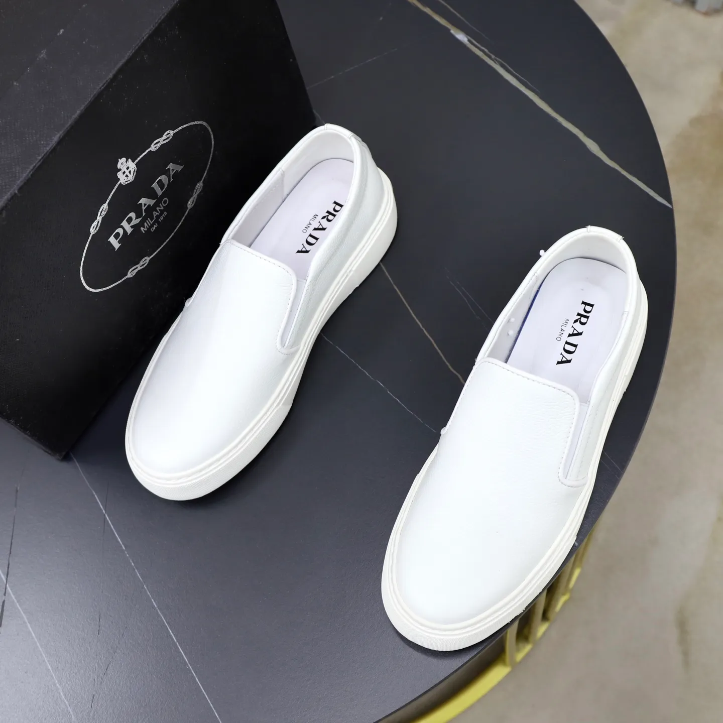 Ex-factory price: 420💰🙅‍♂️🙅‍♂️🙅‍♂️ Brand: PRADA Standard code: 38–44 (45 can be customized) Grade: Same as the official website Material: Original cowhide fabric Comfortable pigskin lining Lightweight wear-resistant outsole Style category: Men's fashionable casual shoes and boots Running sports shoes Distinguished luxury brand elements Top luxury Color: actual picture color
